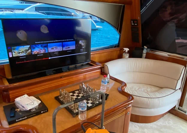 Tekne salonunda koltuk yıkama sonrası temiz ve kuru oturma grupları